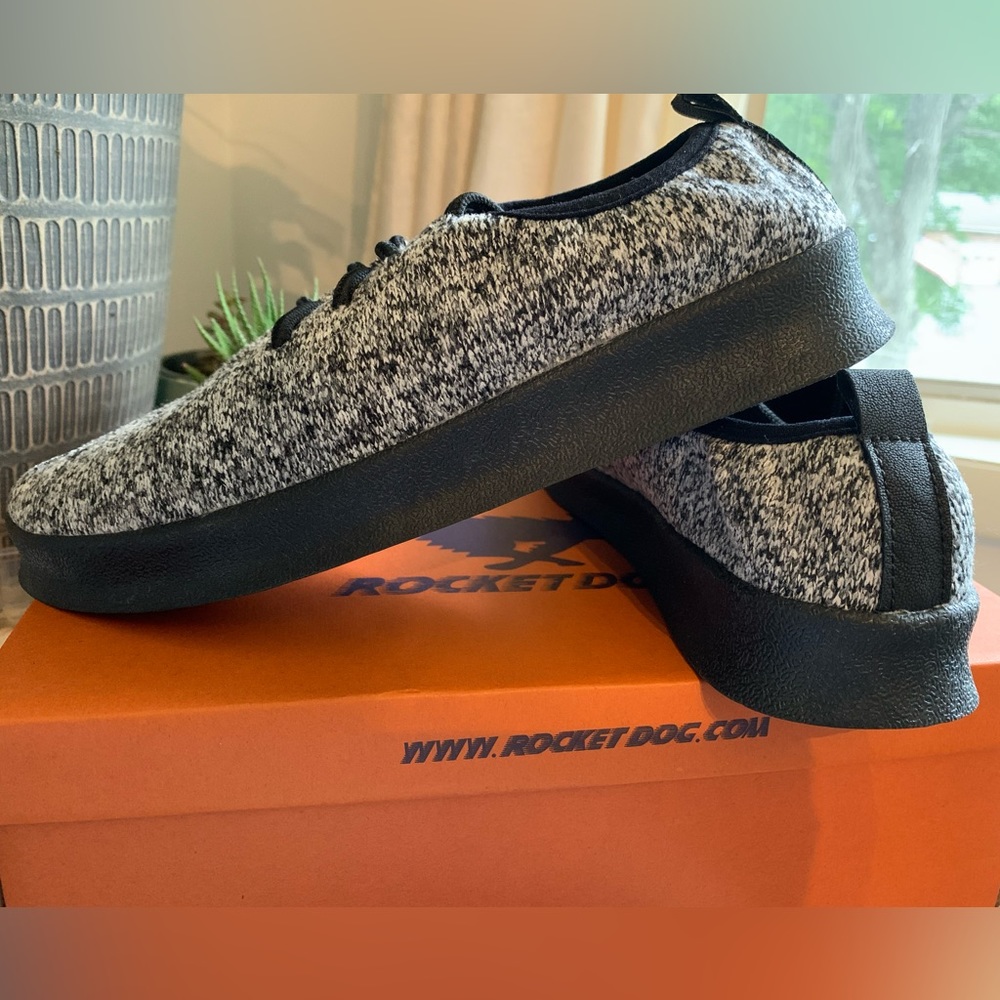New with Box RocketDog women size 8.5 sneakers 🌸